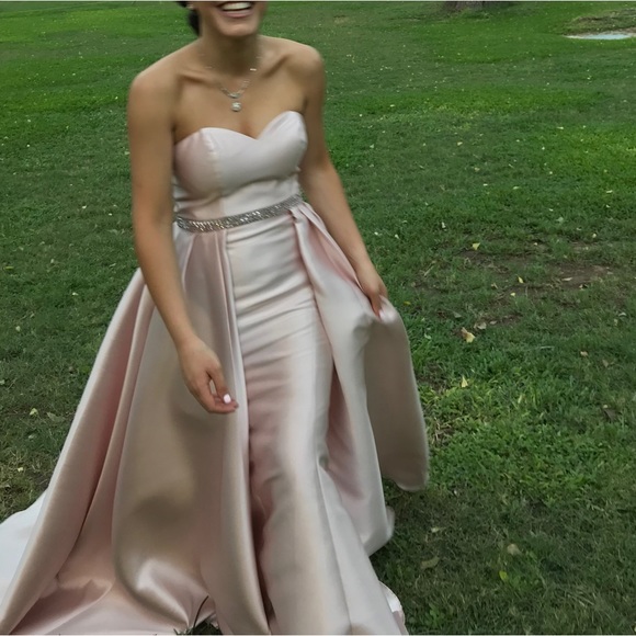 Gorgeous formal gown dress - Picture 1 of 6